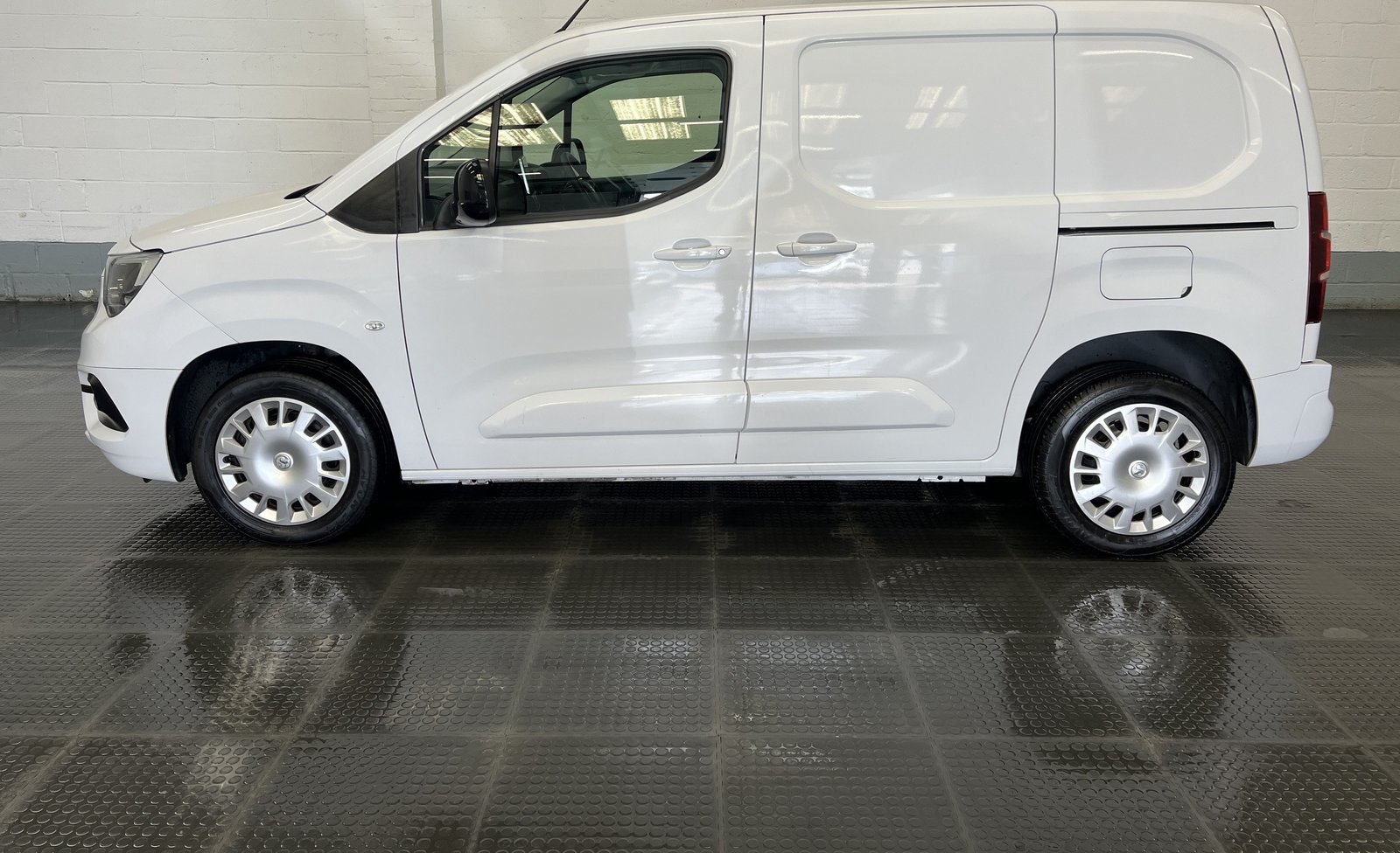 2023 Vauxhall Combo Panel Van — photo 1 of 18