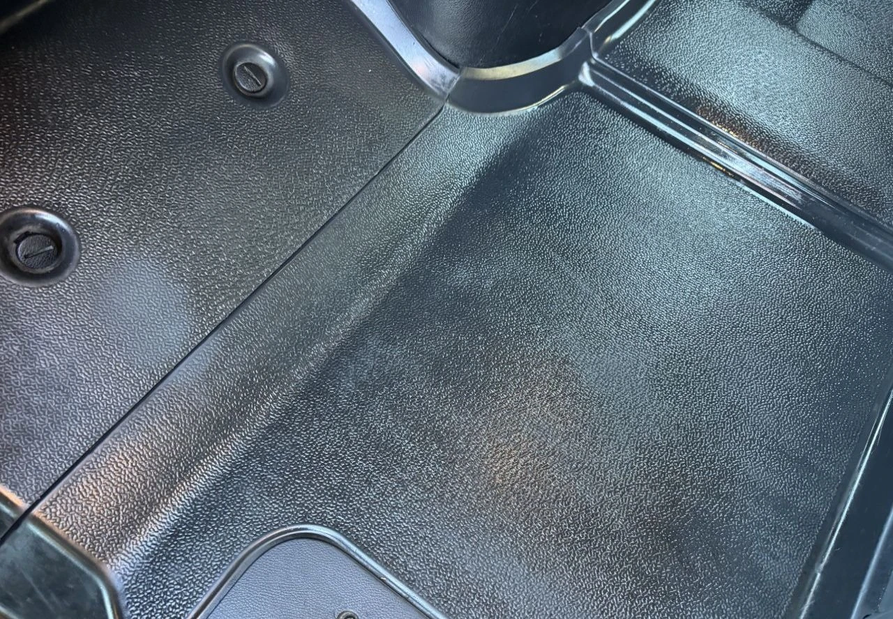 2022 Mercedes-Benz Sprinter CurtainSider Van — detail
