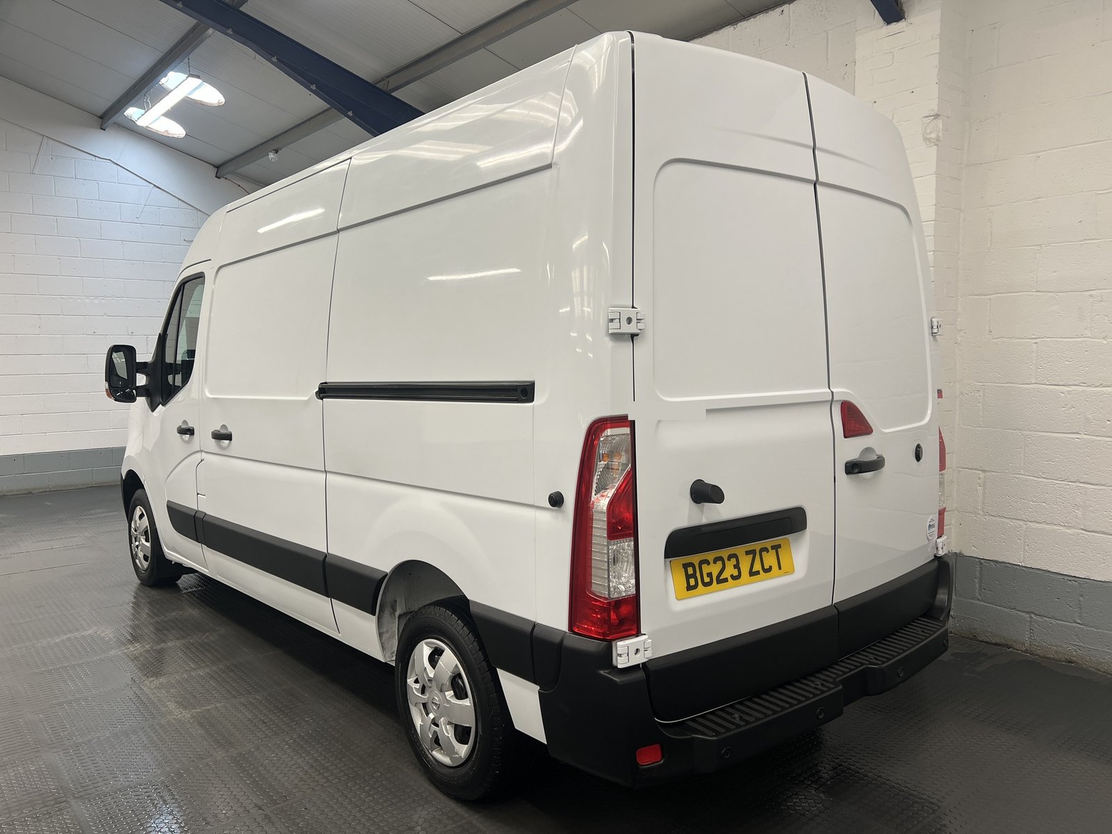 2023 Nissan Interstar High Roof Panel Van — photo 2 of 24