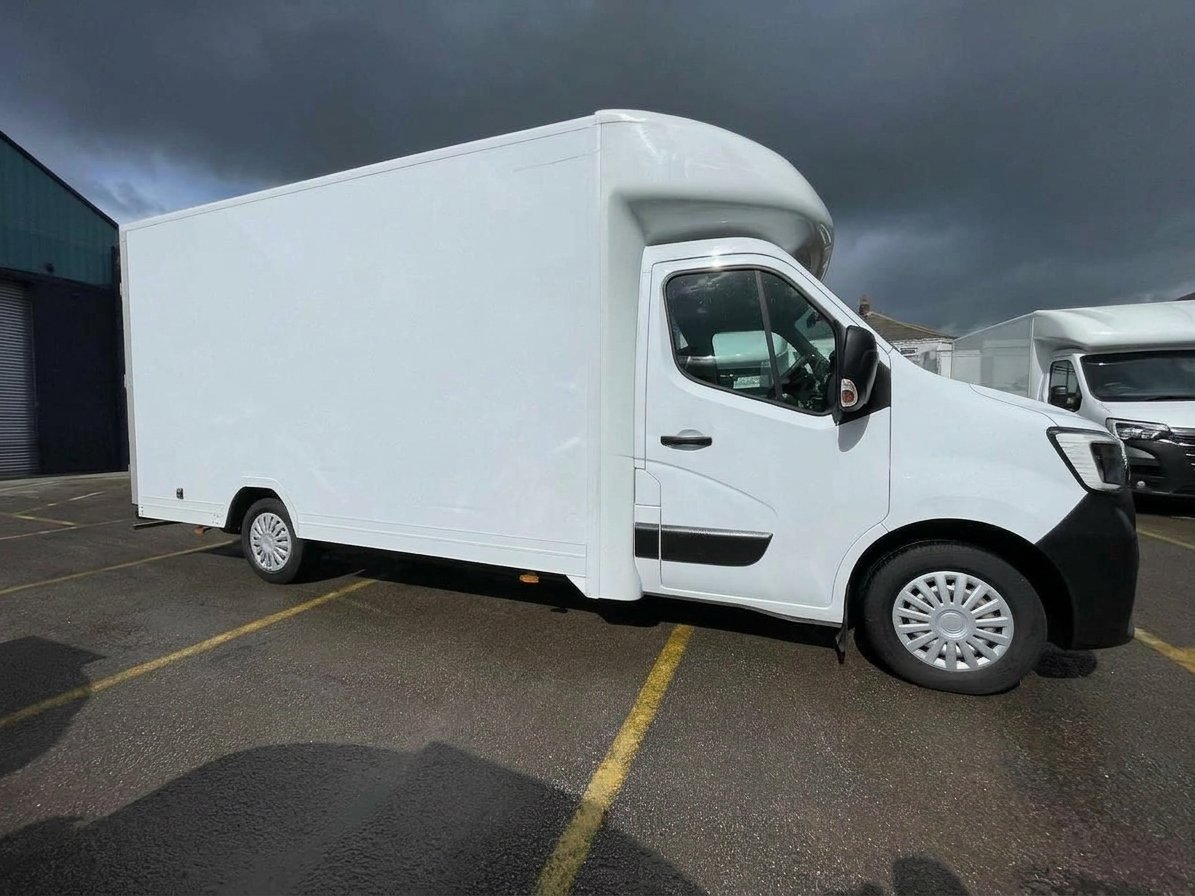 2024 Renault Master Luton Low Loader Van — side view