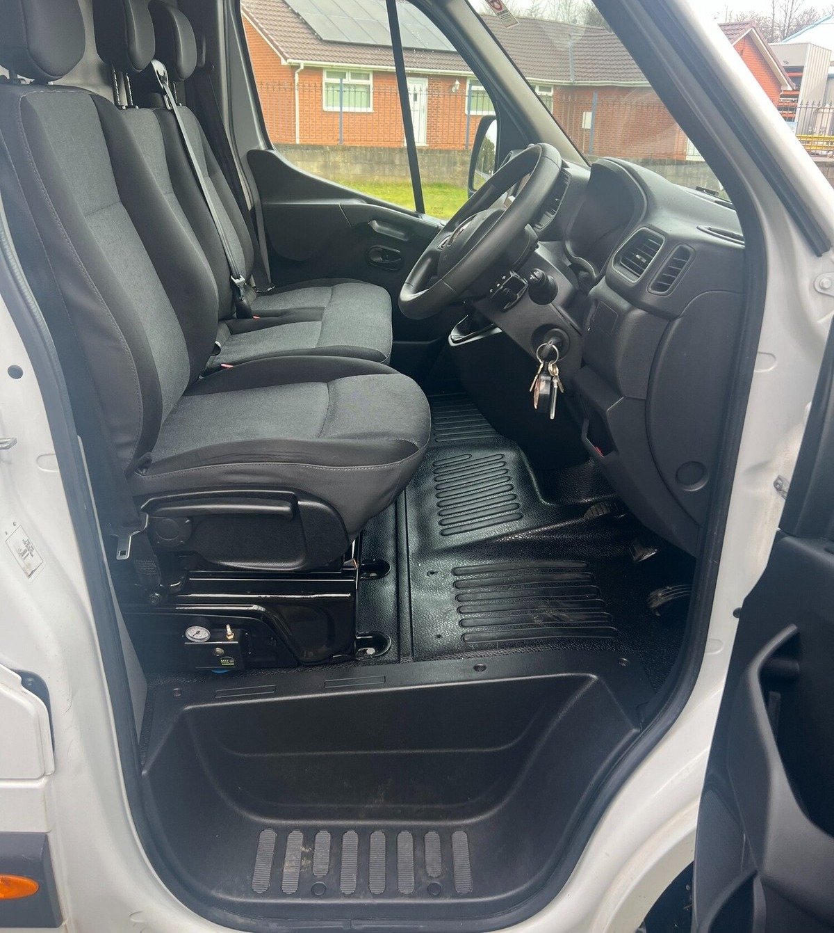 2023 Renault Master Luton Low Loader Van — photo 6 of 6