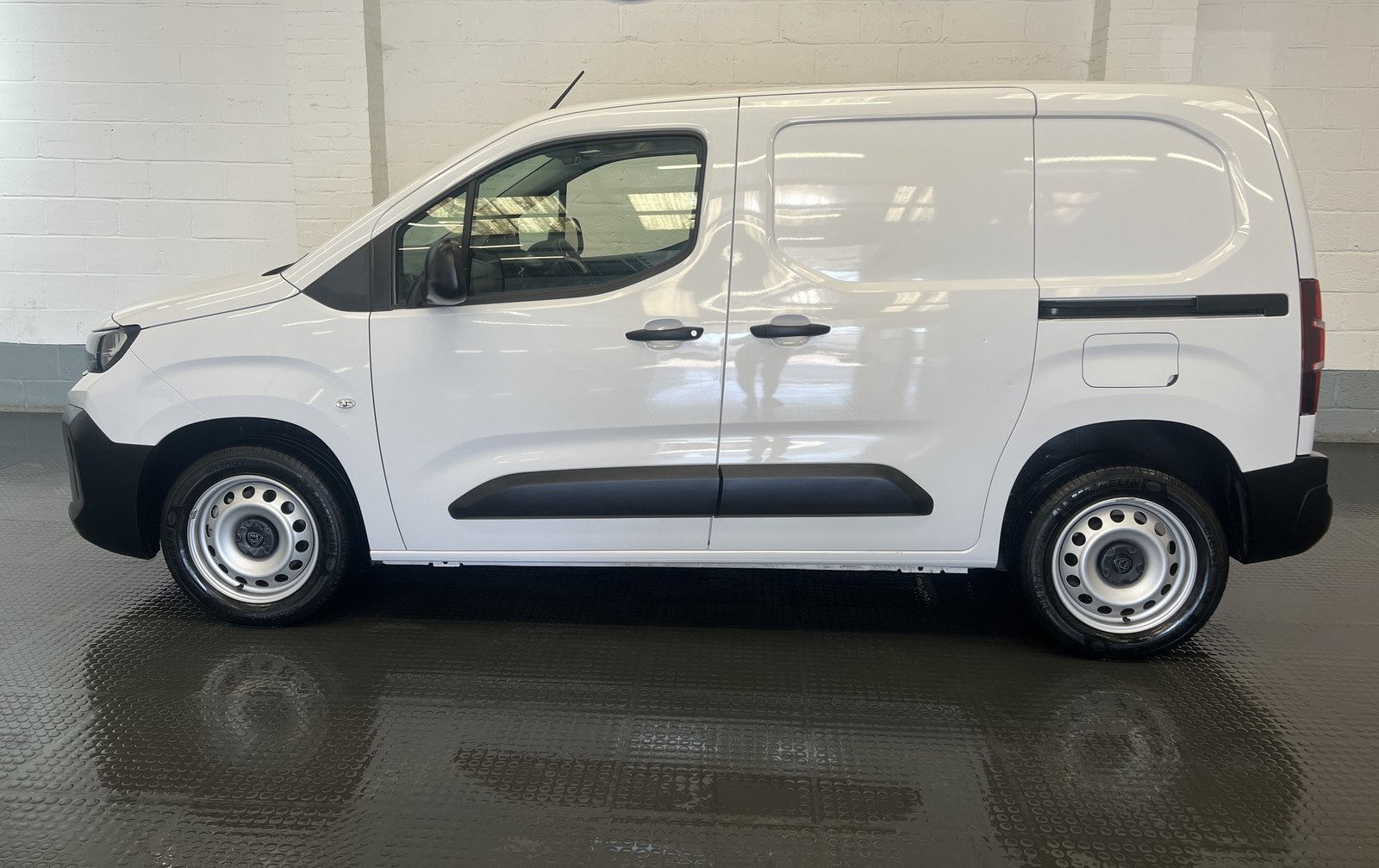 2025 Peugeot Partner Panel Van — photo 1 of 1