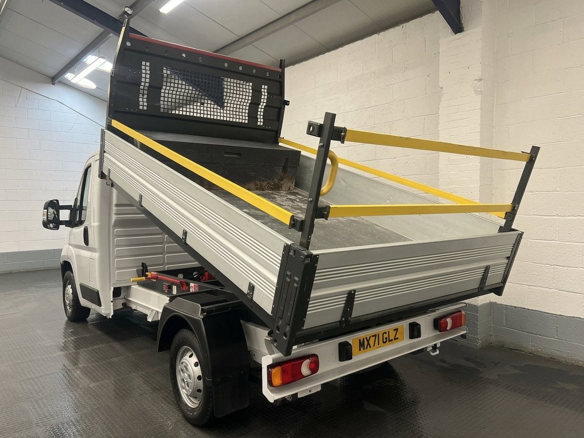 2021 Peugeot Boxer Tipper Van — rear three-quarter view