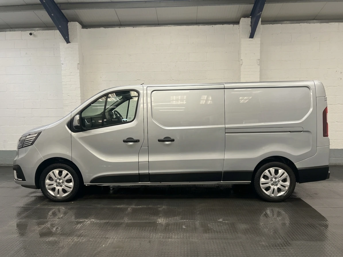 2022 Renault Trafic Panel Van — photo 1 of 44