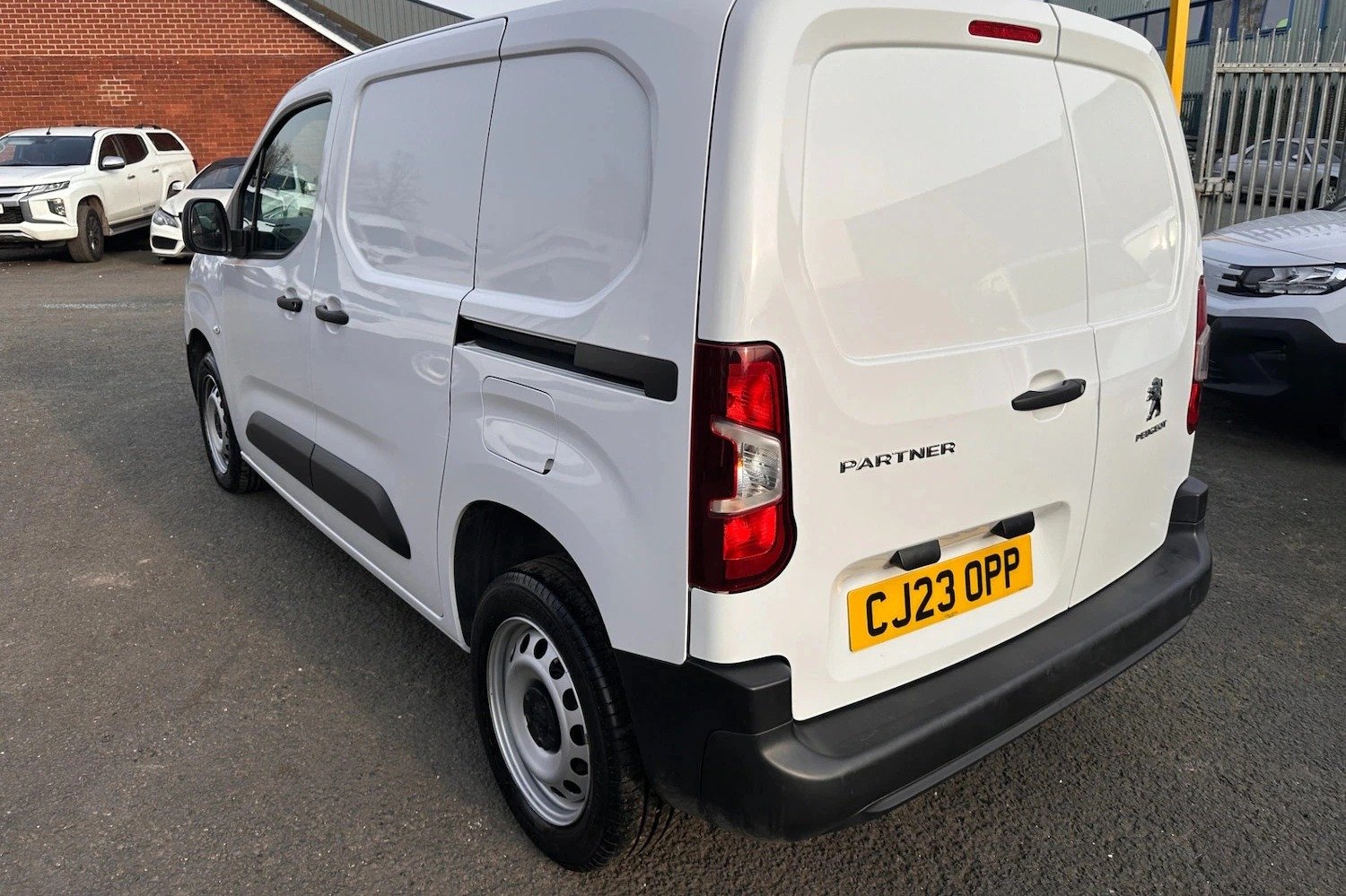 2023 Peugeot Partner Panel Van — photo 1 of 3