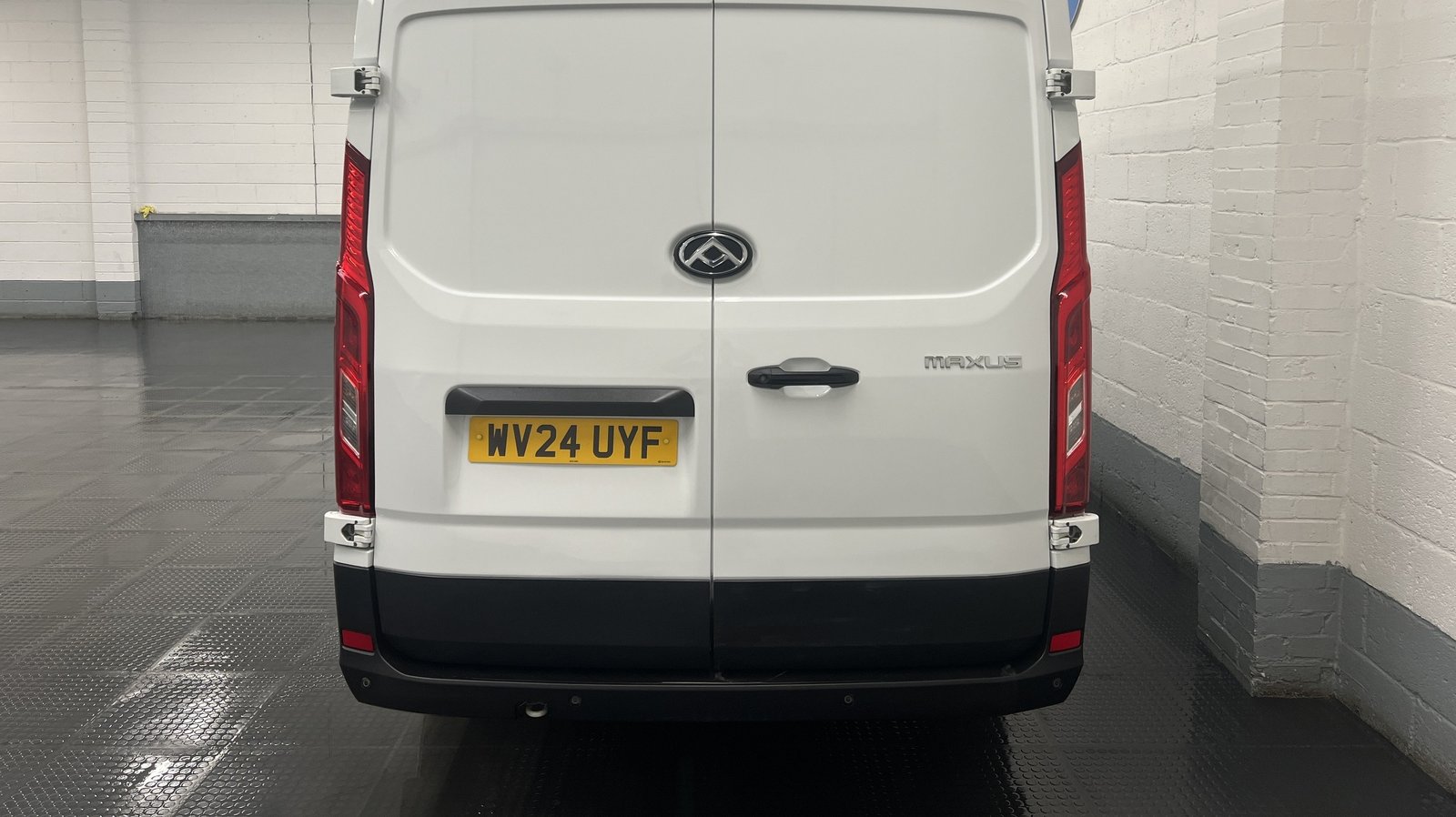 2024 Maxus Deliver 9 High Roof Panel Van — photo 1 of 21