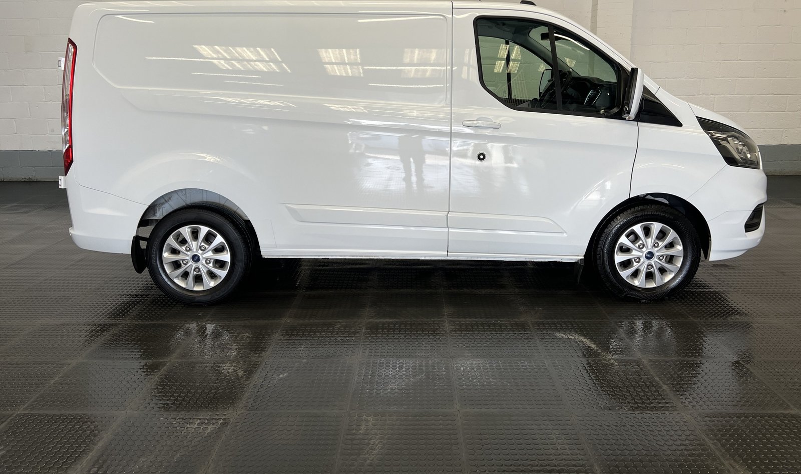 2023 Ford Transit Custom Panel Van — photo 1 of 18
