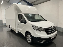 2022 Renault Trafic Luton Low Loader Van — front three-quarter view