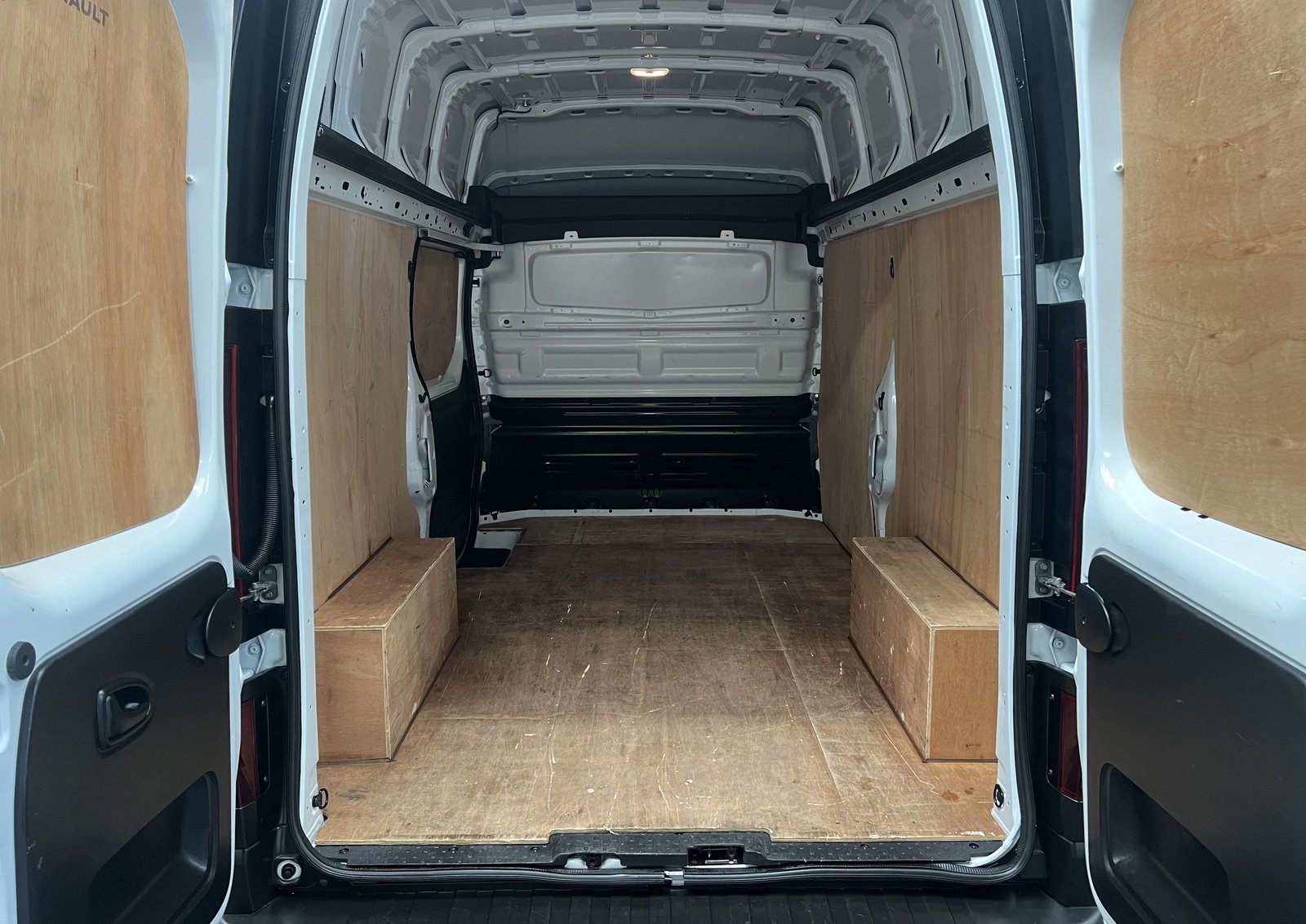 2024 Renault Trafic High Roof Panel Van — photo 3 of 3