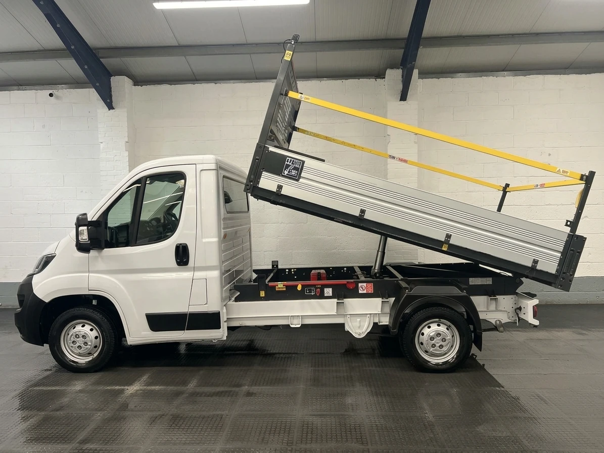 2021 Peugeot Boxer Tipper Van — photo 1 of 47