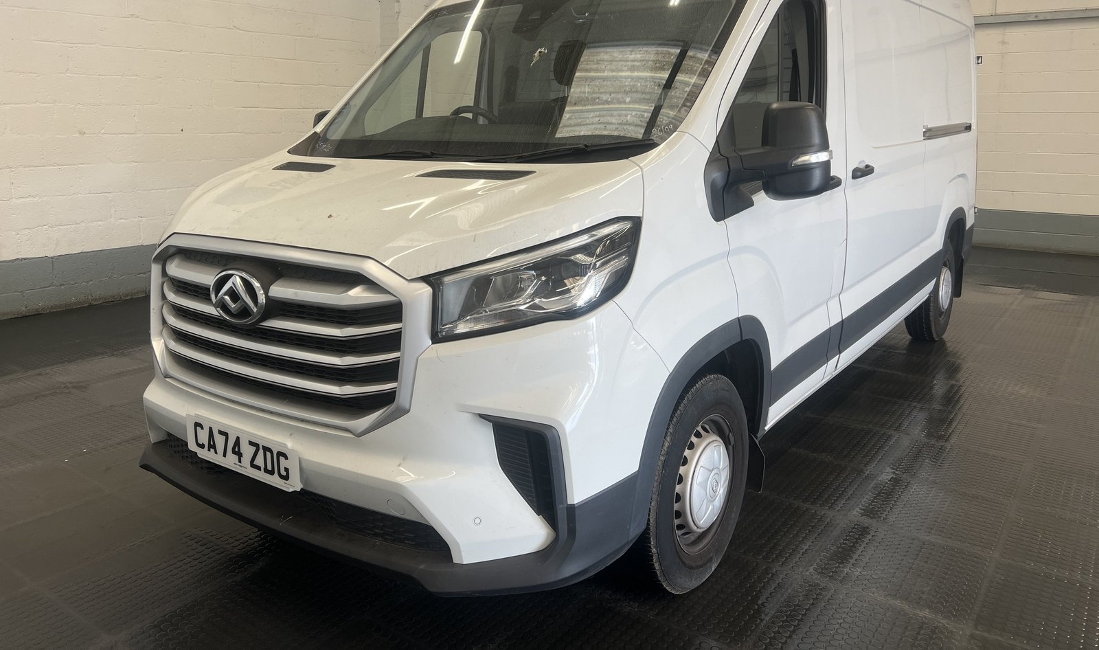 2025 Maxus Deliver 9 High Roof Panel Van — photo 1 of 2