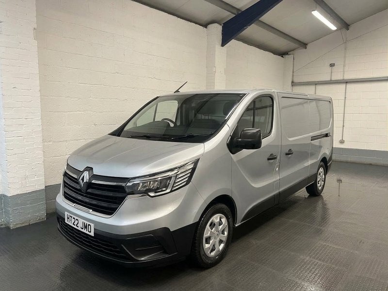 2022 Renault Trafic Panel Van — front three-quarter view