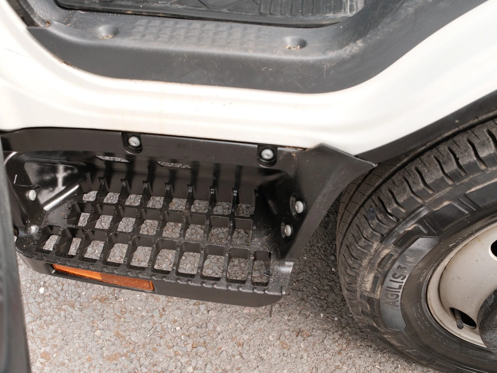 2024 Isuzu Grafter Dropside Van — detail