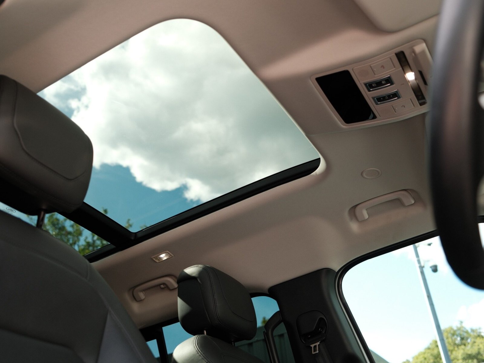 2023 Land Rover Defender Panel Van — photo 3 of 3