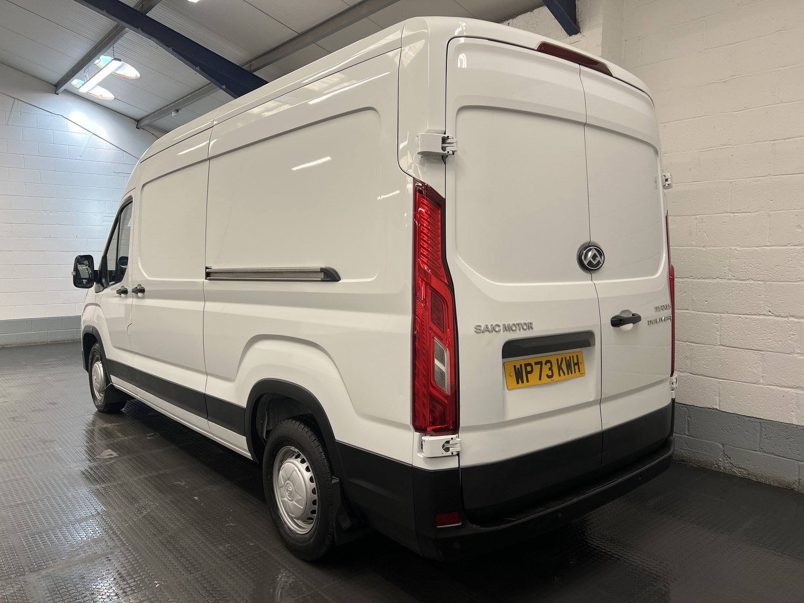 2023 Maxus Deliver 9 High Roof Panel Van — photo 1 of 1