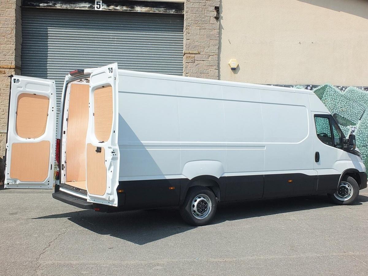 2025 Iveco Daily Panel Van — photo 1 of 9