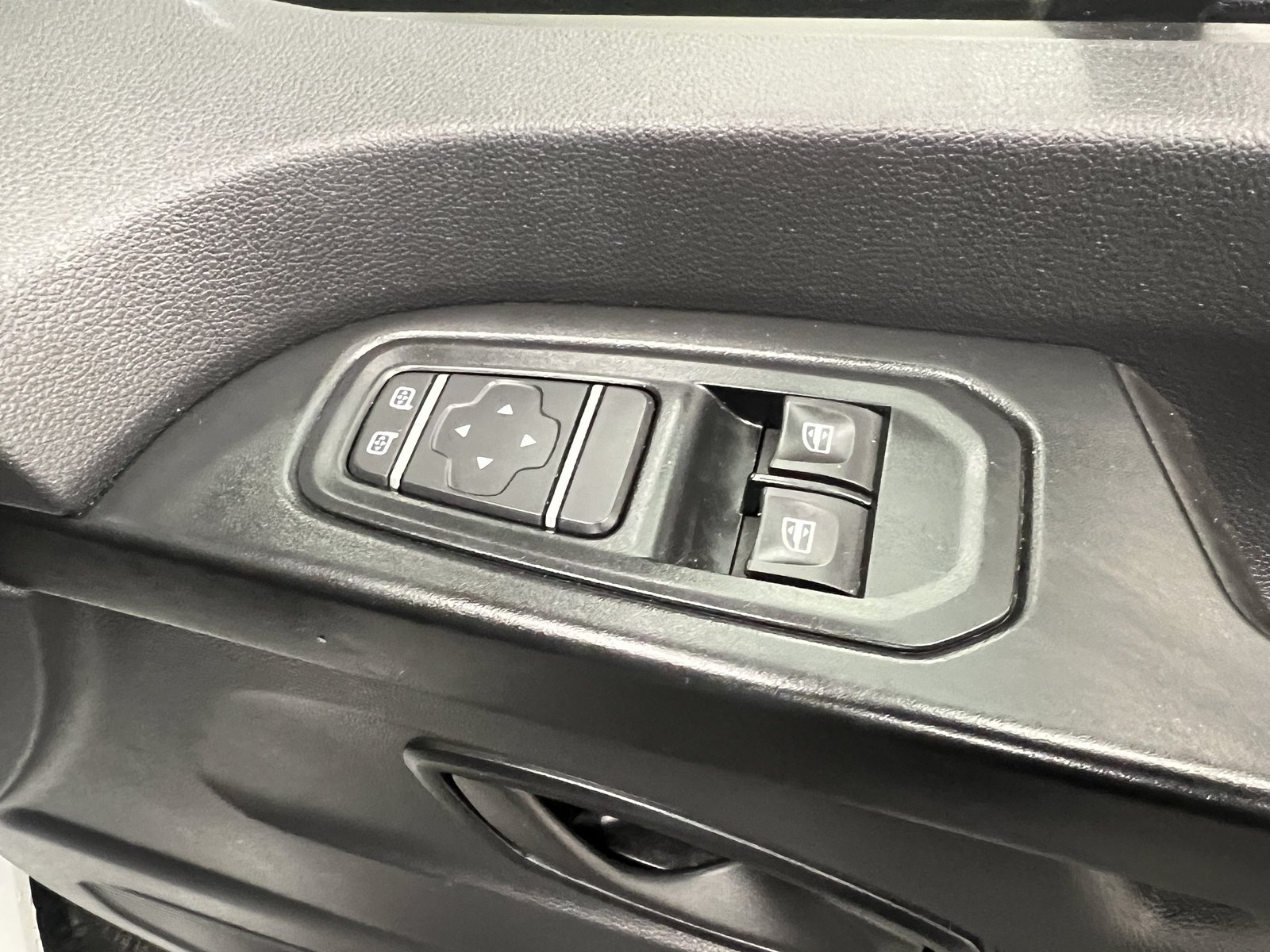 2023 Renault Trafic Panel Van — photo 2 of 21