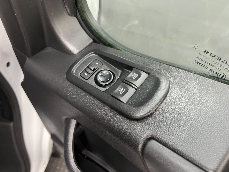 2022 Renault Master Panel Van — photo 2 of 17