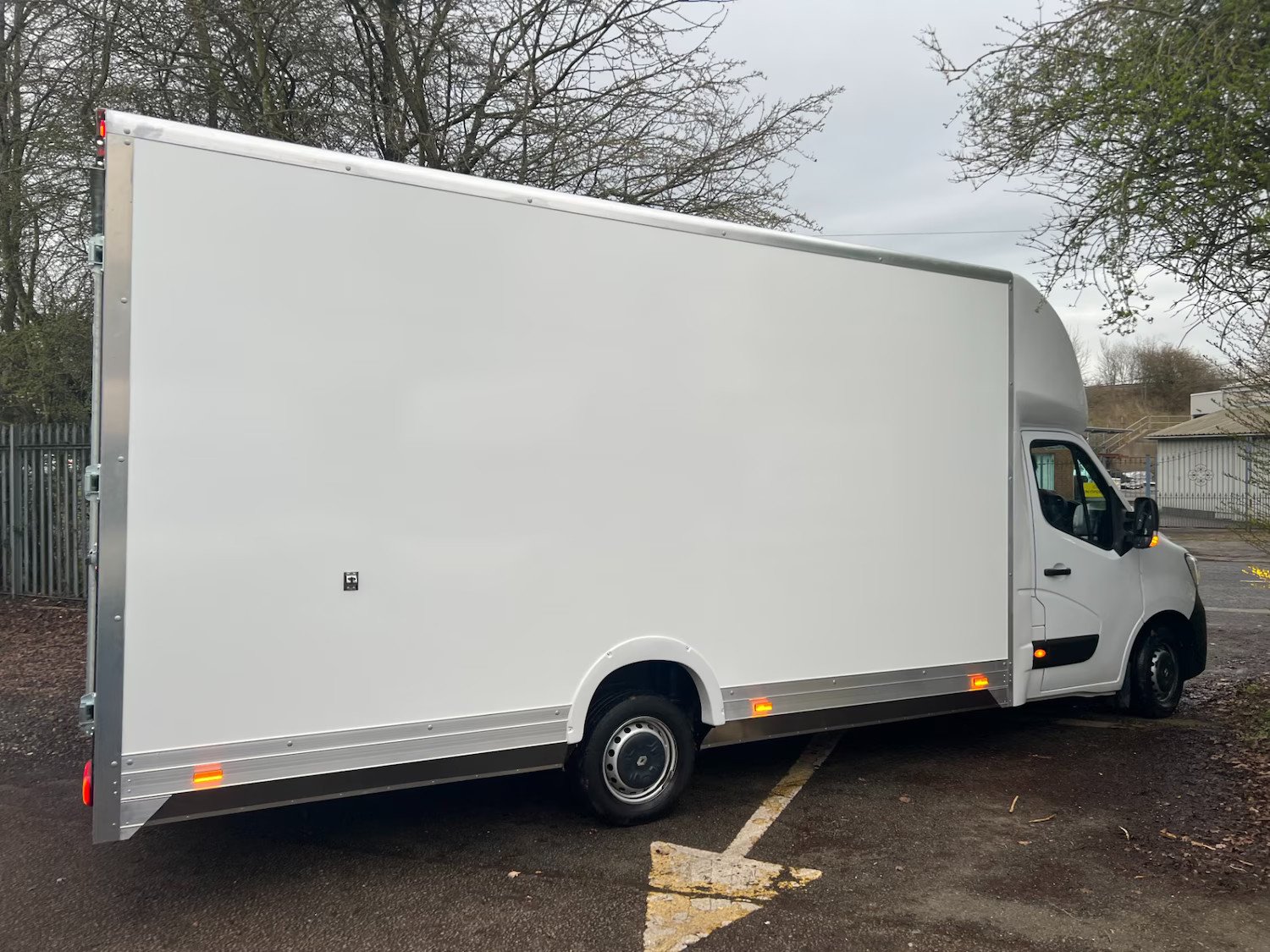 2023 Renault Master Luton Low Loader Van — photo 1 of 5