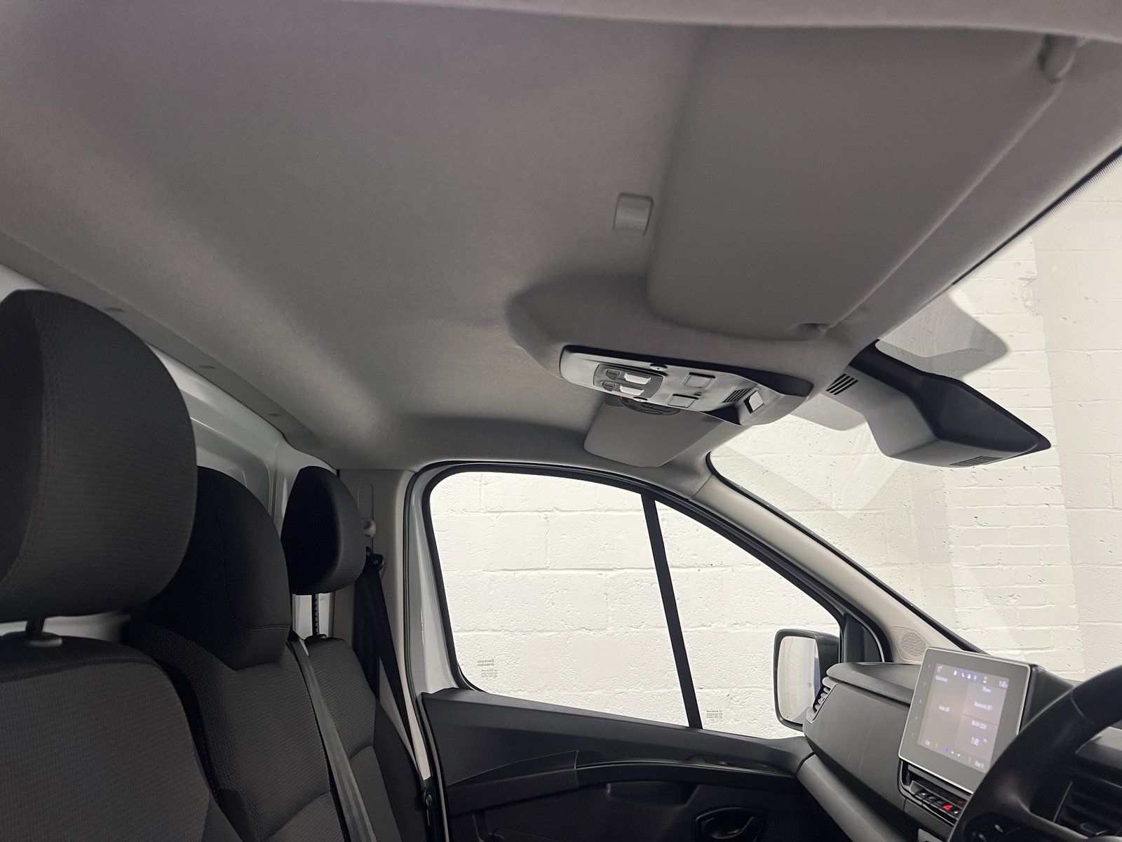 2023 Renault Trafic Panel Van — photo 2 of 5