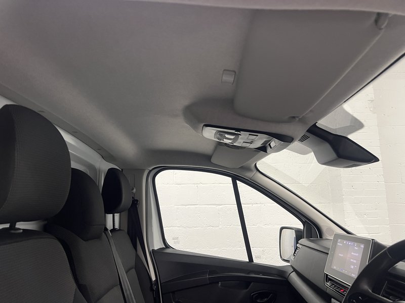 2023 Renault Trafic Panel Van — photo 2 of 5