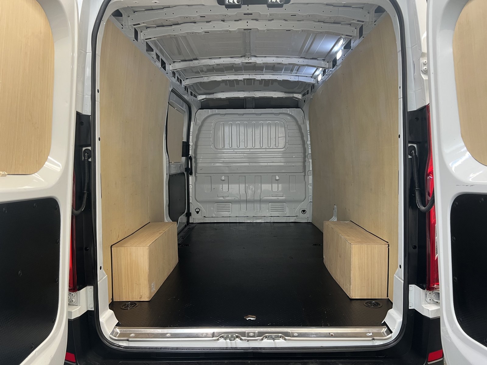 2023 Maxus Deliver 9 High Roof Panel Van — photo 20 of 20