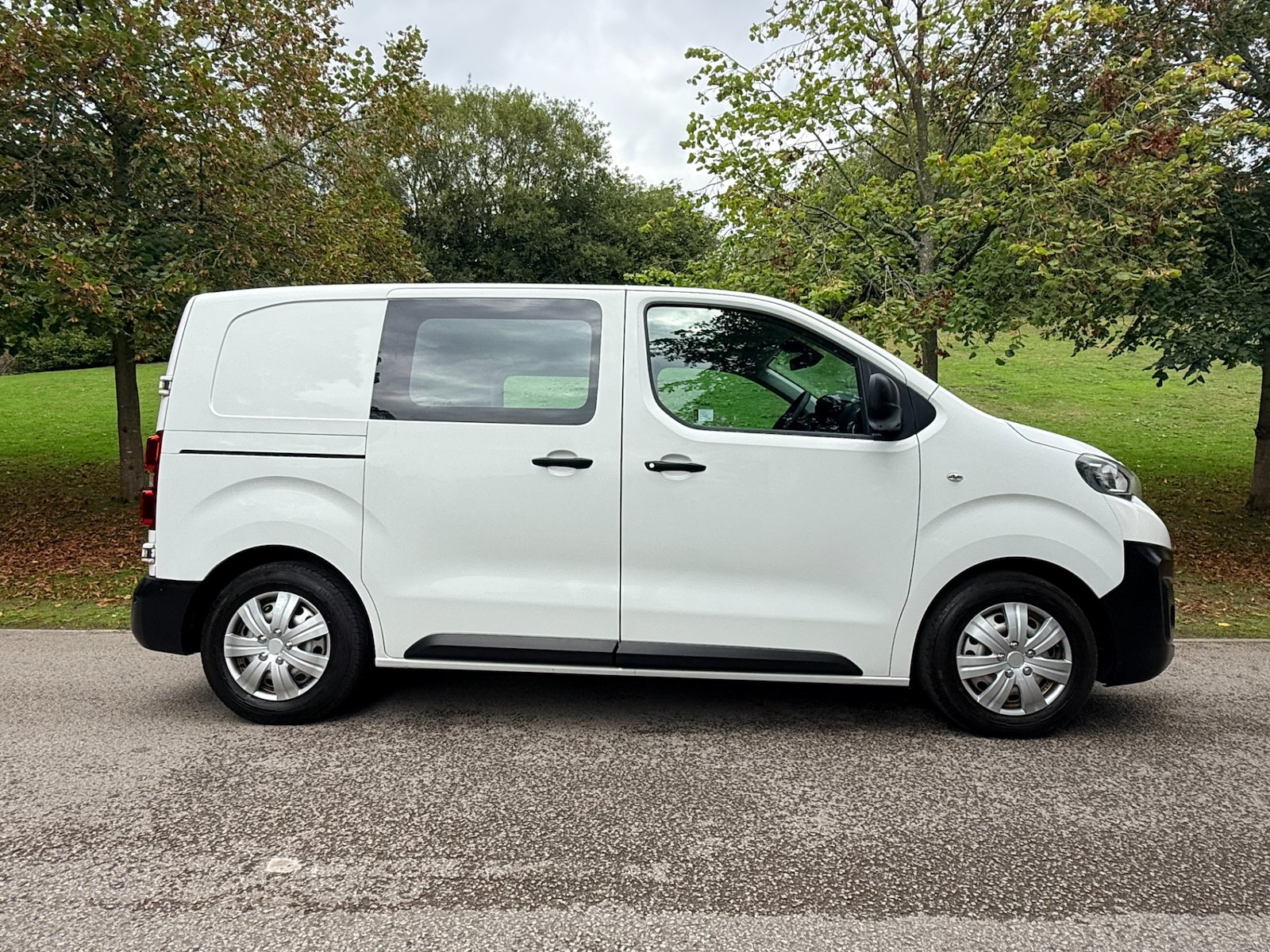 2020 Peugeot Expert Panel Van — photo 1 of 22