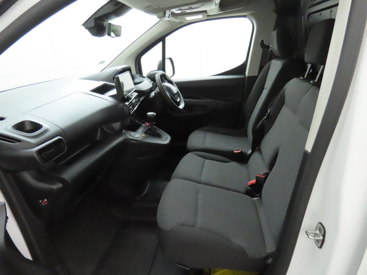 2024 Peugeot Partner Panel Van — photo 2 of 3