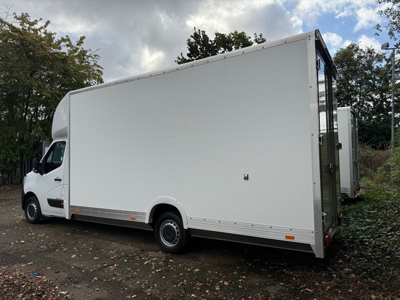 2023 Renault Master Luton Low Loader Van — photo 3 of 6