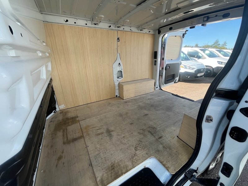 2023 Renault Trafic Panel Van — photo 3 of 9