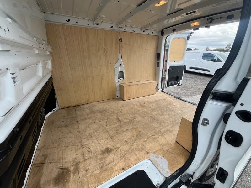 2023 Renault Trafic Panel Van — photo 3 of 9