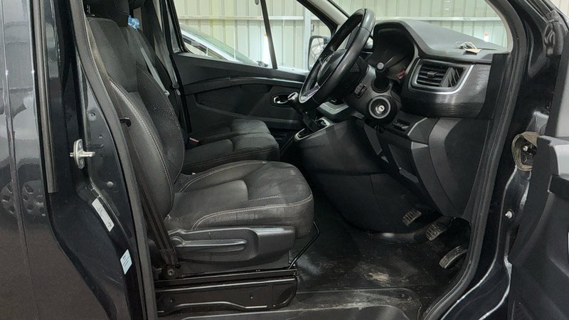 2022 Renault Trafic Panel Van — photo 2 of 6