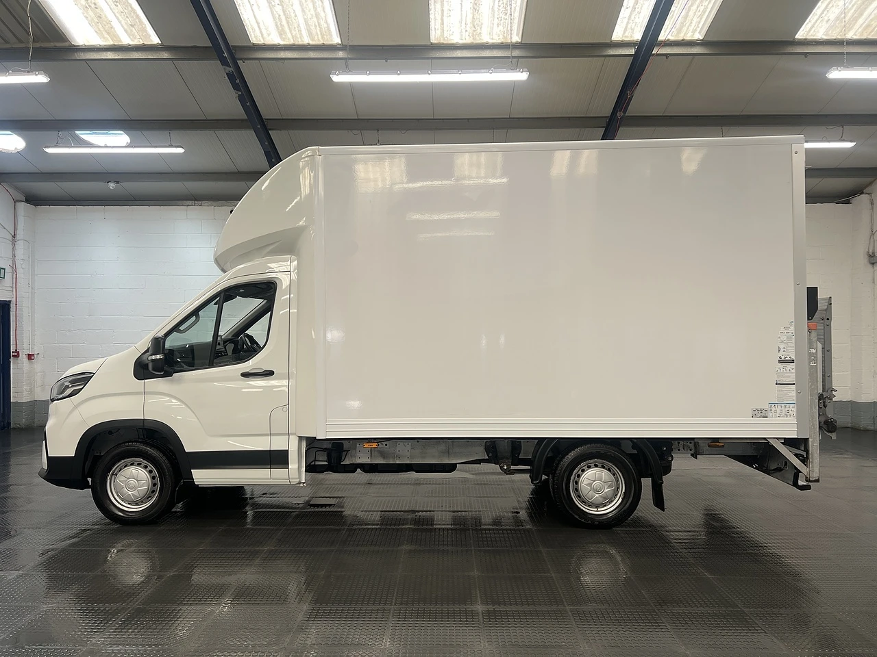 2023 Maxus Deliver 9 Luton Box Van — photo 1 of 33