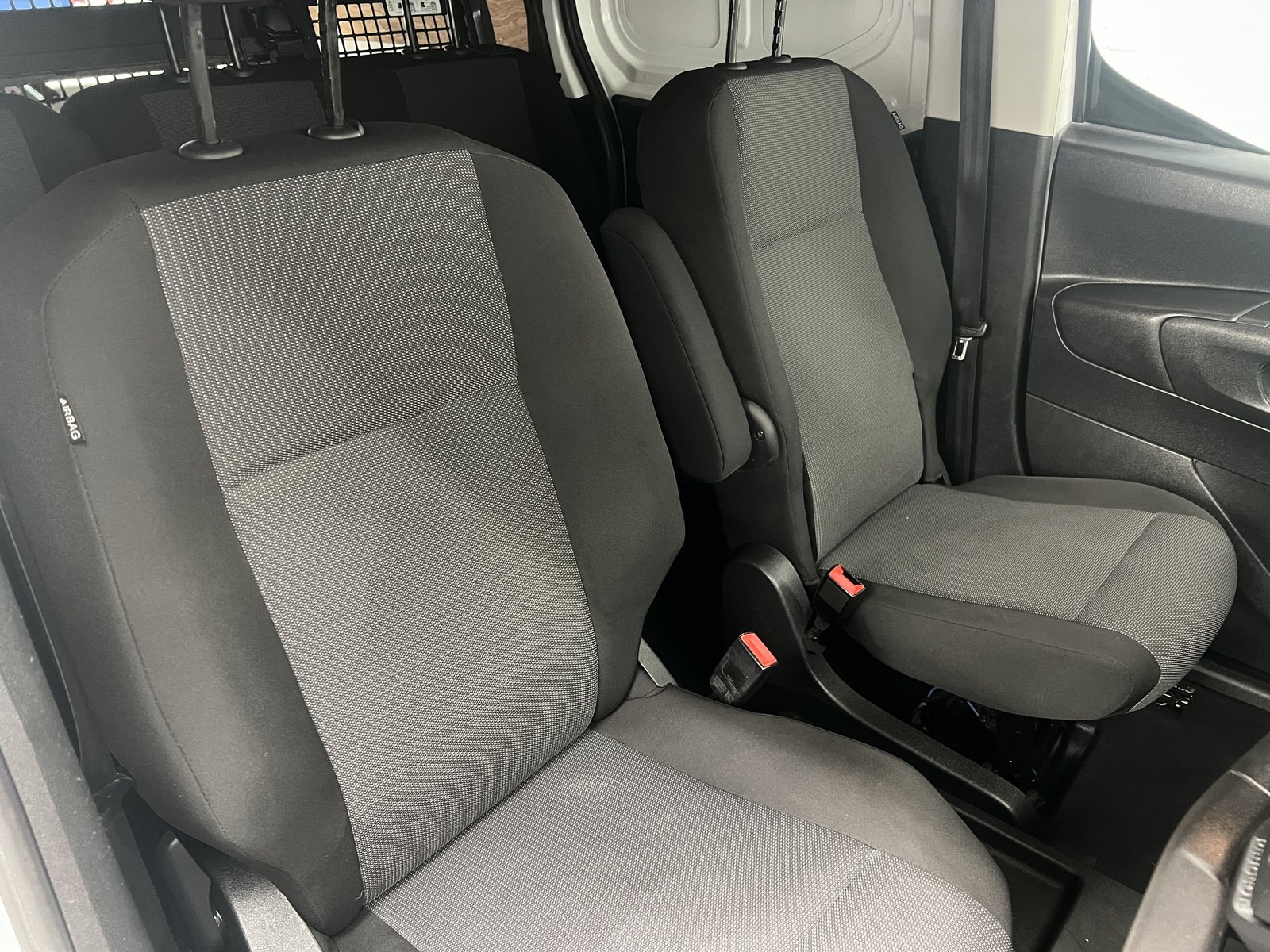 2022 Peugeot Partner Panel Van — photo 2 of 25