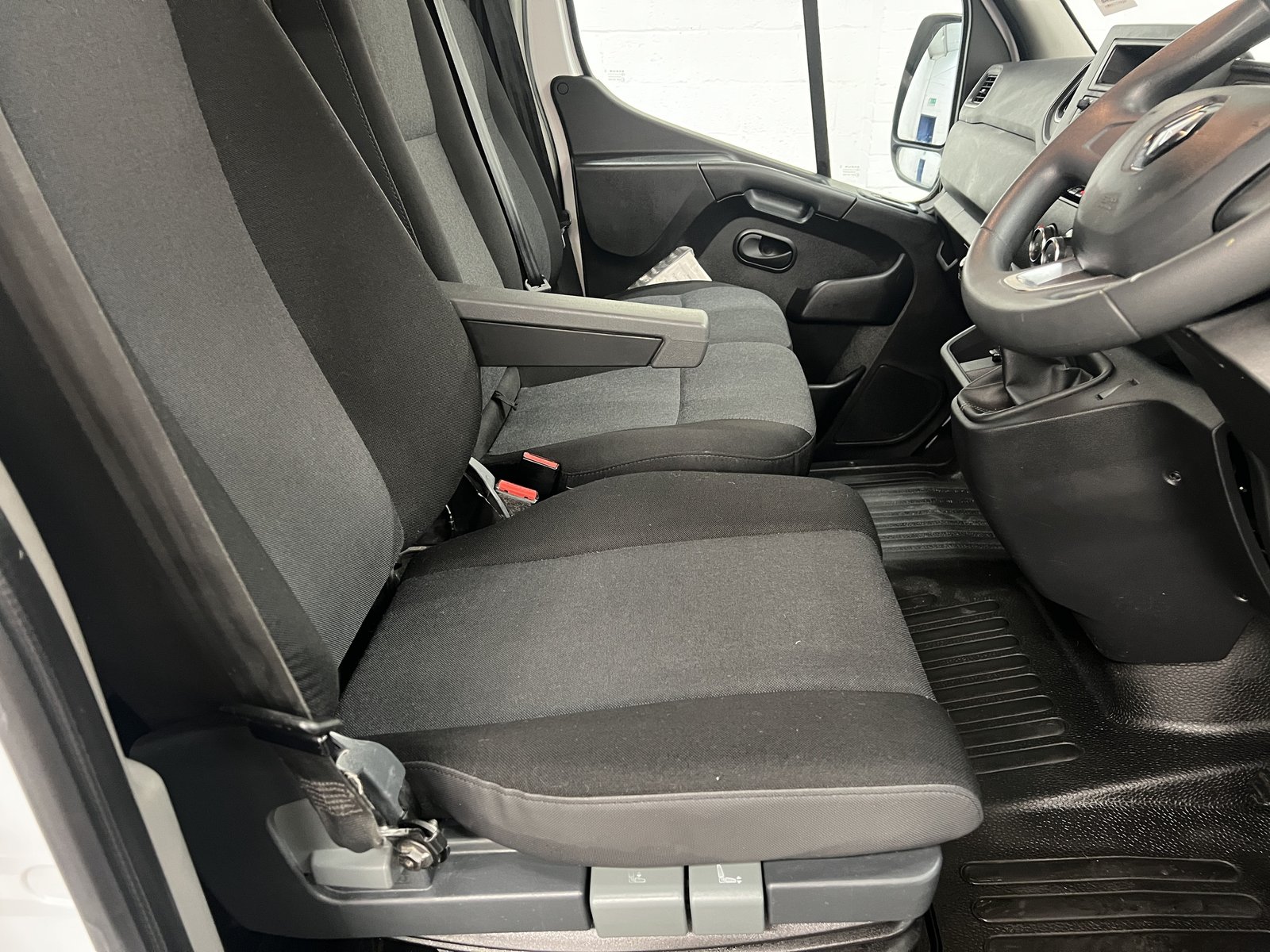 2022 Renault Master Panel Van — photo 1 of 17