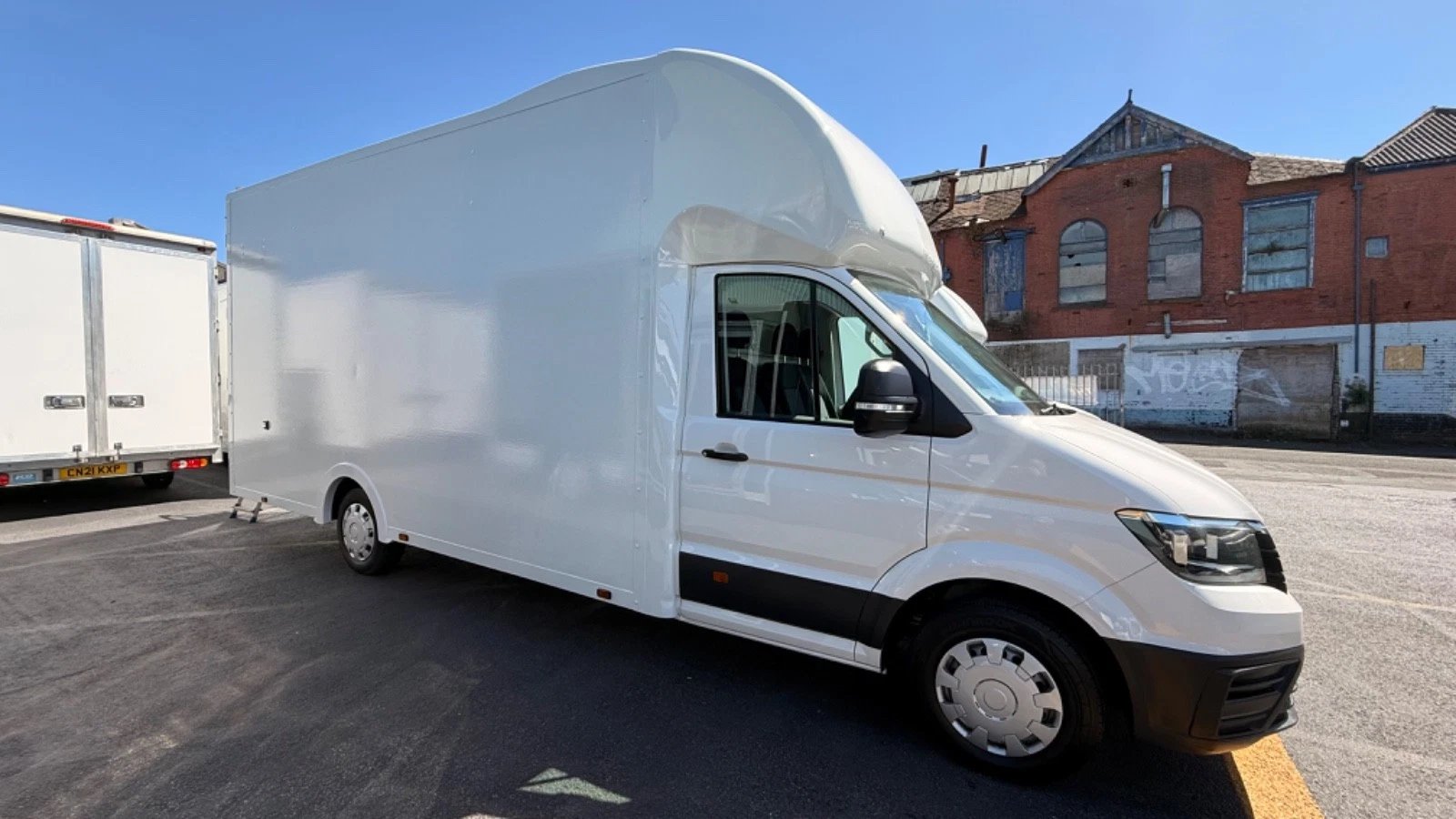 2022 Volkswagen Crafter Luton Box Van — photo 2 of 2