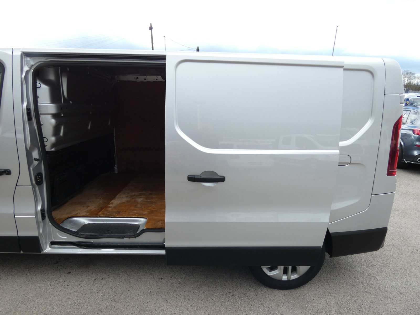 2019 Renault Trafic Panel Van — photo 1 of 13