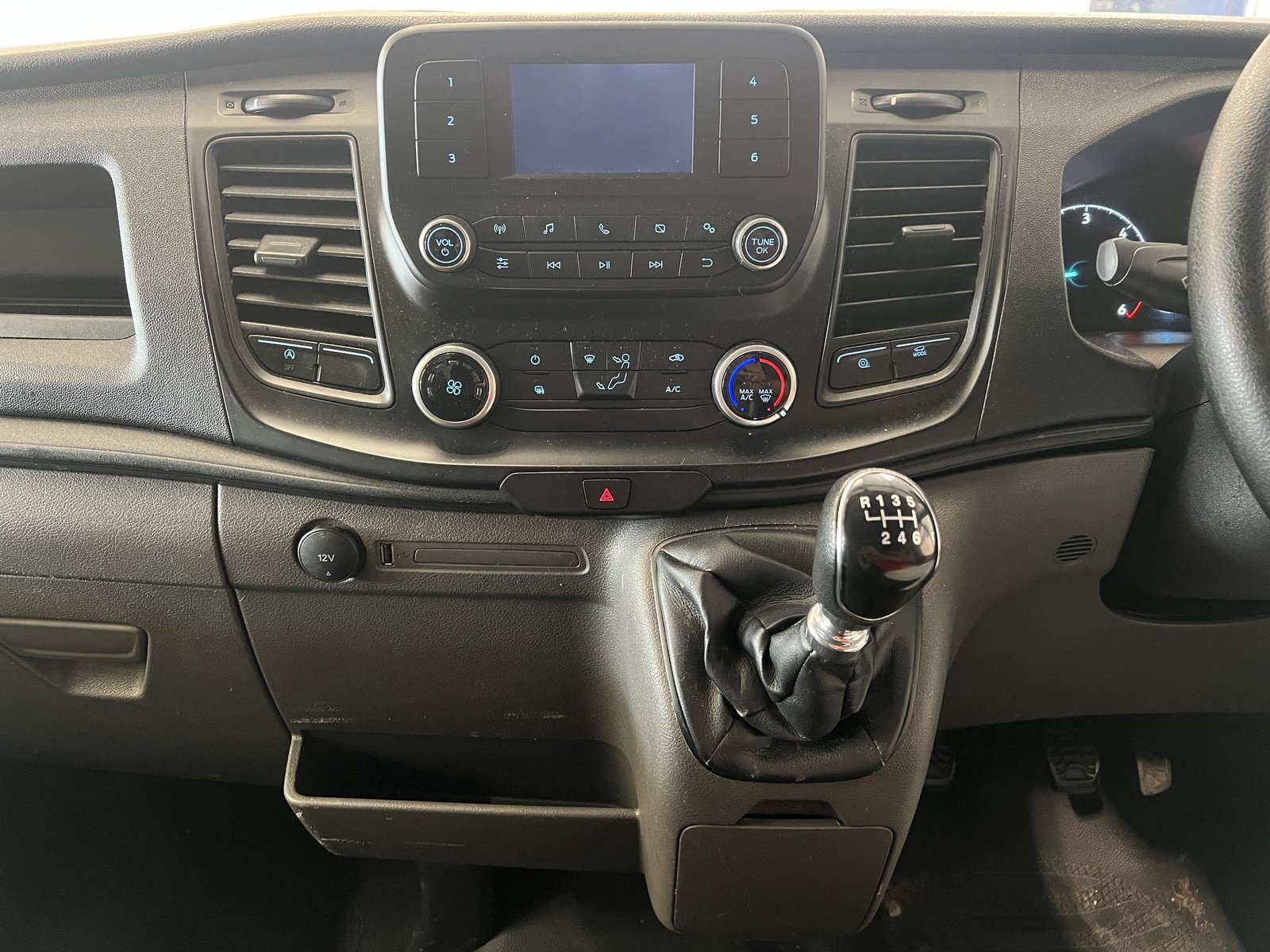 2022 Ford Transit Luton Box Van — photo 2 of 3