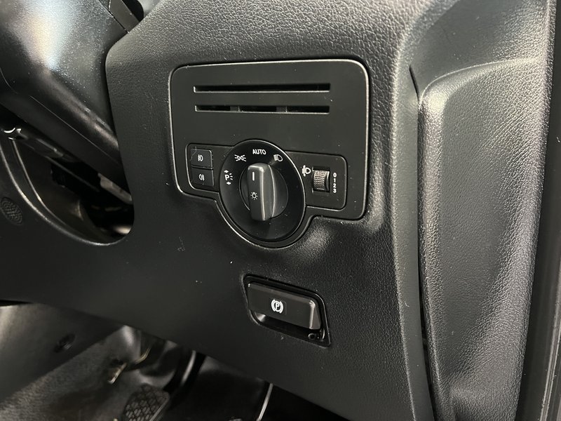2020 Mercedes-Benz Vito Panel Van — photo 3 of 19