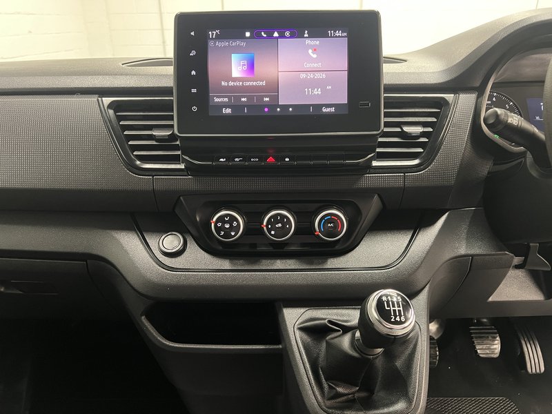 2023 Renault Trafic Panel Van — photo 3 of 16