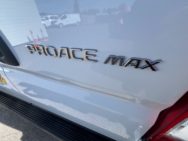 2025 Toyota Proace Max High Roof Panel Van — photo 3 of 4