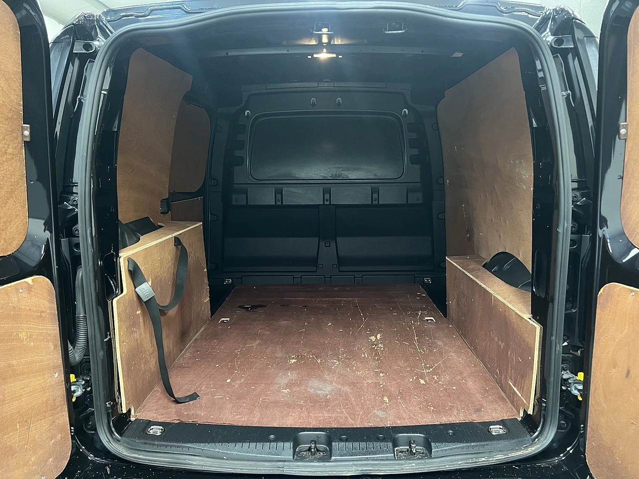 2022 Volkswagen Caddy Panel Van — cab interior