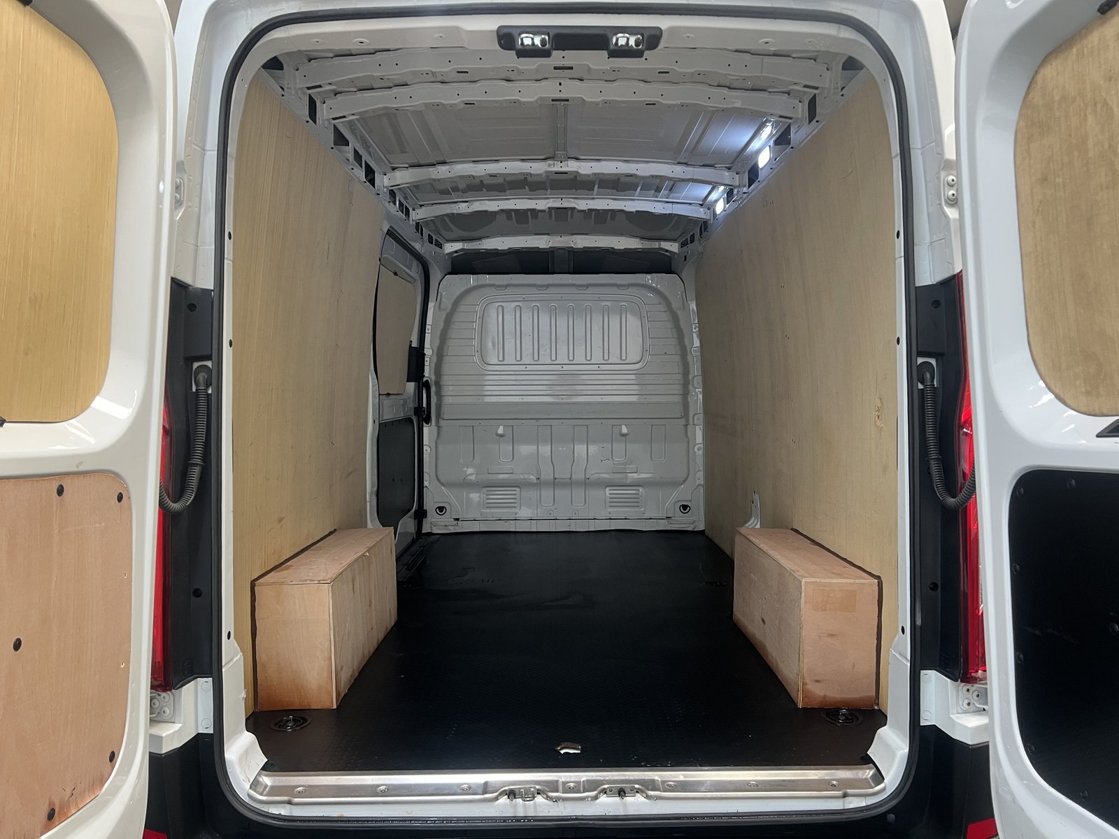 2023 Maxus Deliver 9 High Roof Panel Van — photo 16 of 16
