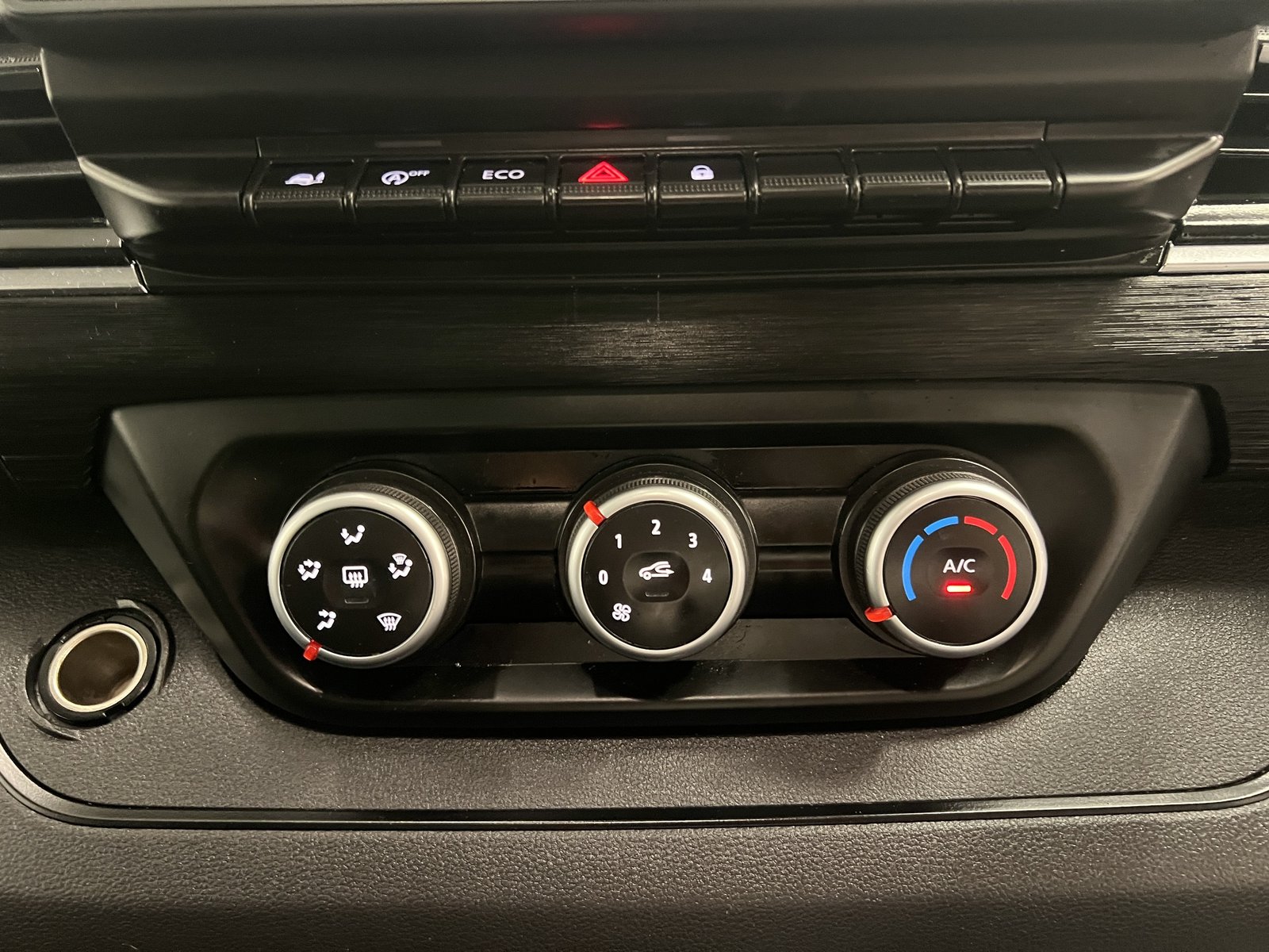 2023 Renault Trafic Panel Van — photo 2 of 15