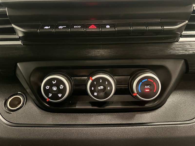 2023 Renault Trafic Panel Van — photo 2 of 15