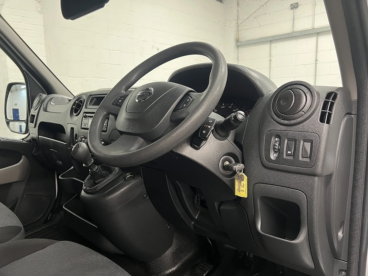 2018 Nissan Nv400 Luton Low Loader Van — cab interior