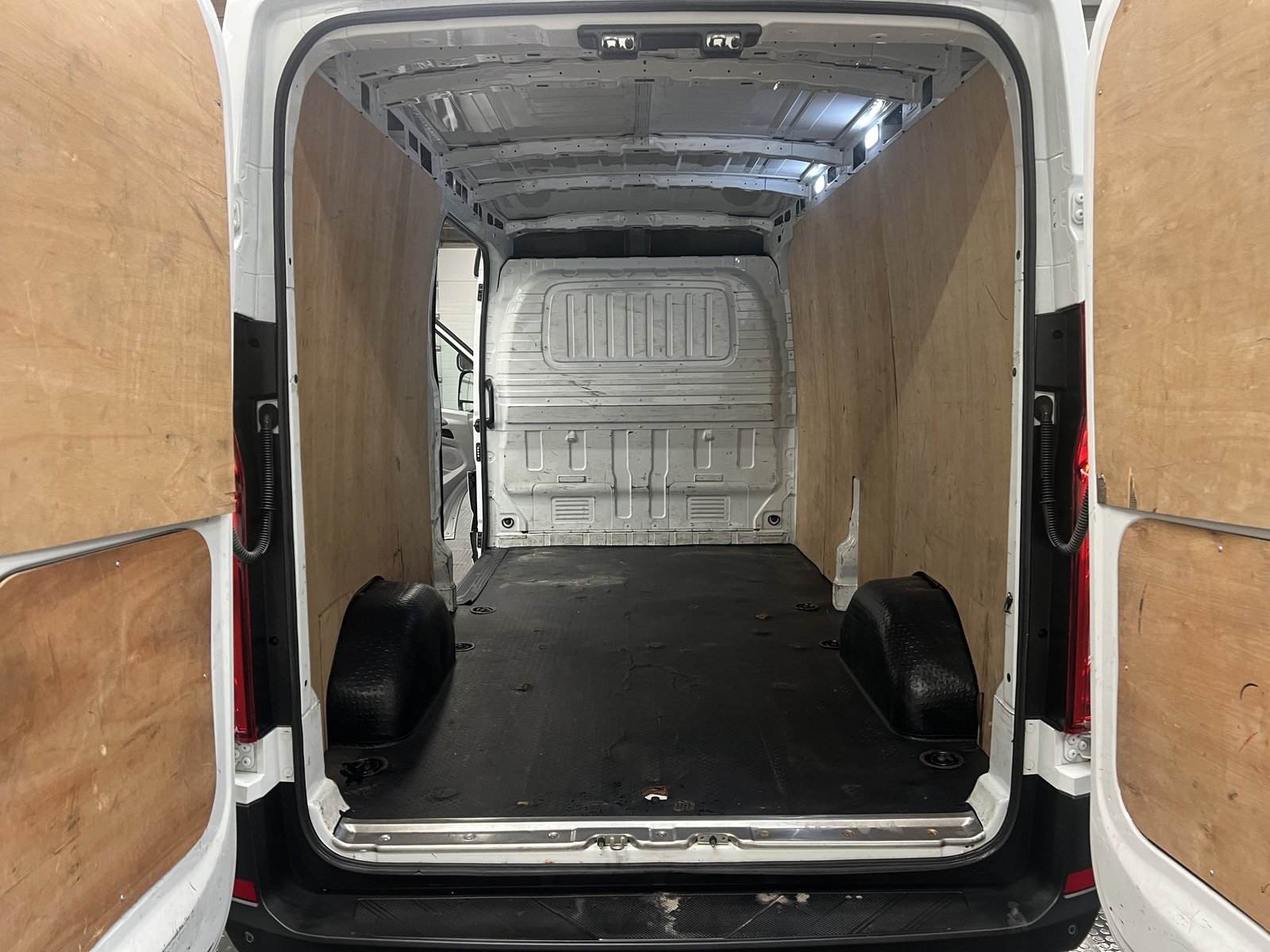 2024 Maxus Deliver 9 High Roof Panel Van — photo 21 of 21