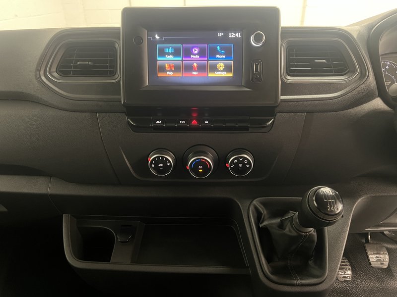 2024 Renault Master Panel Van — photo 3 of 16