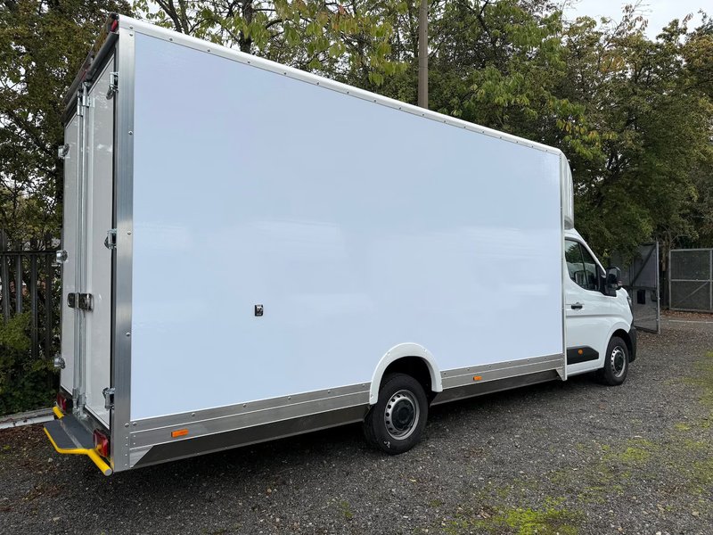 2026 Renault Master Luton Low Loader Van — photo 3 of 8