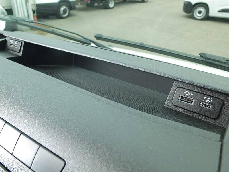 2024 Iveco Daily Panel Van — photo 3 of 17